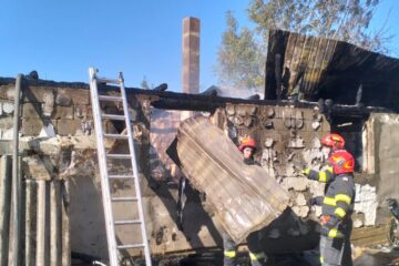 O casă și o anexă, mistuite într-un puternic incendiu