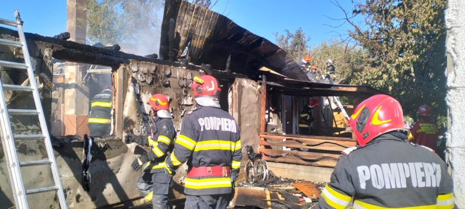 O casă și o anexă, mistuite într-un puternic incendiu