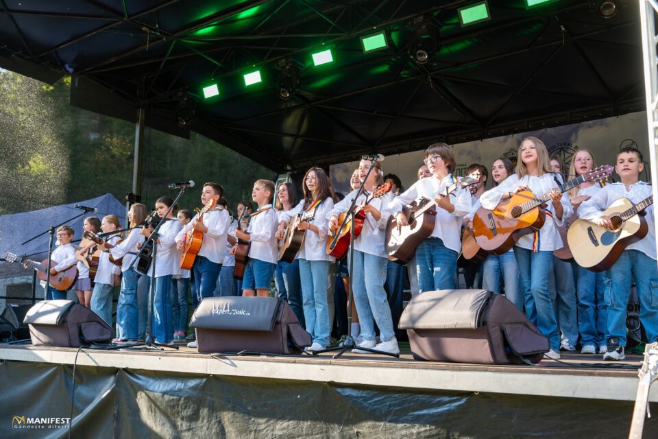 Folkul crește an de an la Festivalul Național „Ridică-te, Ștefane!” de la Putna, unul dintre cele mai mari evenimente de gen din țară