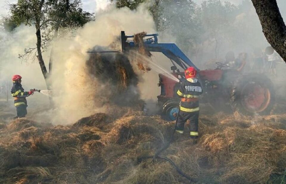 Panică după ce mai mulți baloți de paie au luat foc