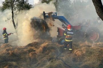 Panică după ce mai mulți baloți de paie au luat foc