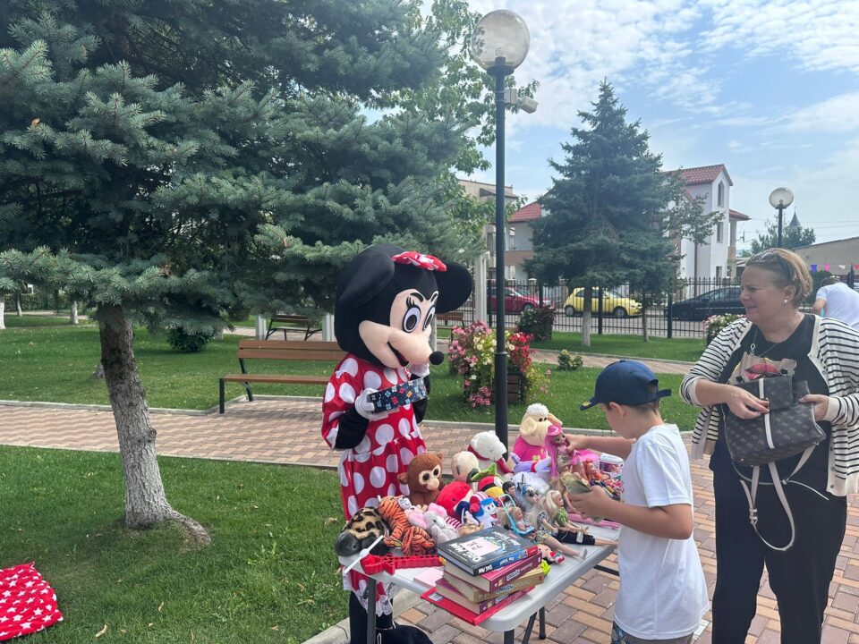 Prima ediție a Târgului de jucării de la Fălticeni, cu mascotele Mickey și Minnie