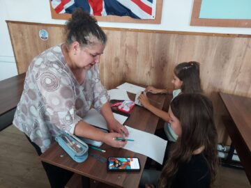 Povești sub cerul liber și artă în figuri geometrice la Școala de vară din Liteni