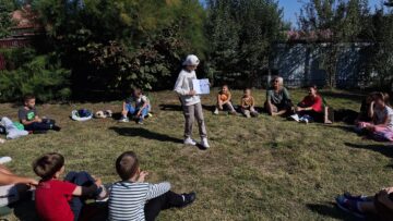 Povești sub cerul liber și artă în figuri geometrice la Școala de vară din Liteni