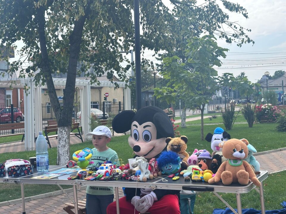Prima ediție a Târgului de jucării de la Fălticeni, cu mascotele Mickey și Minnie