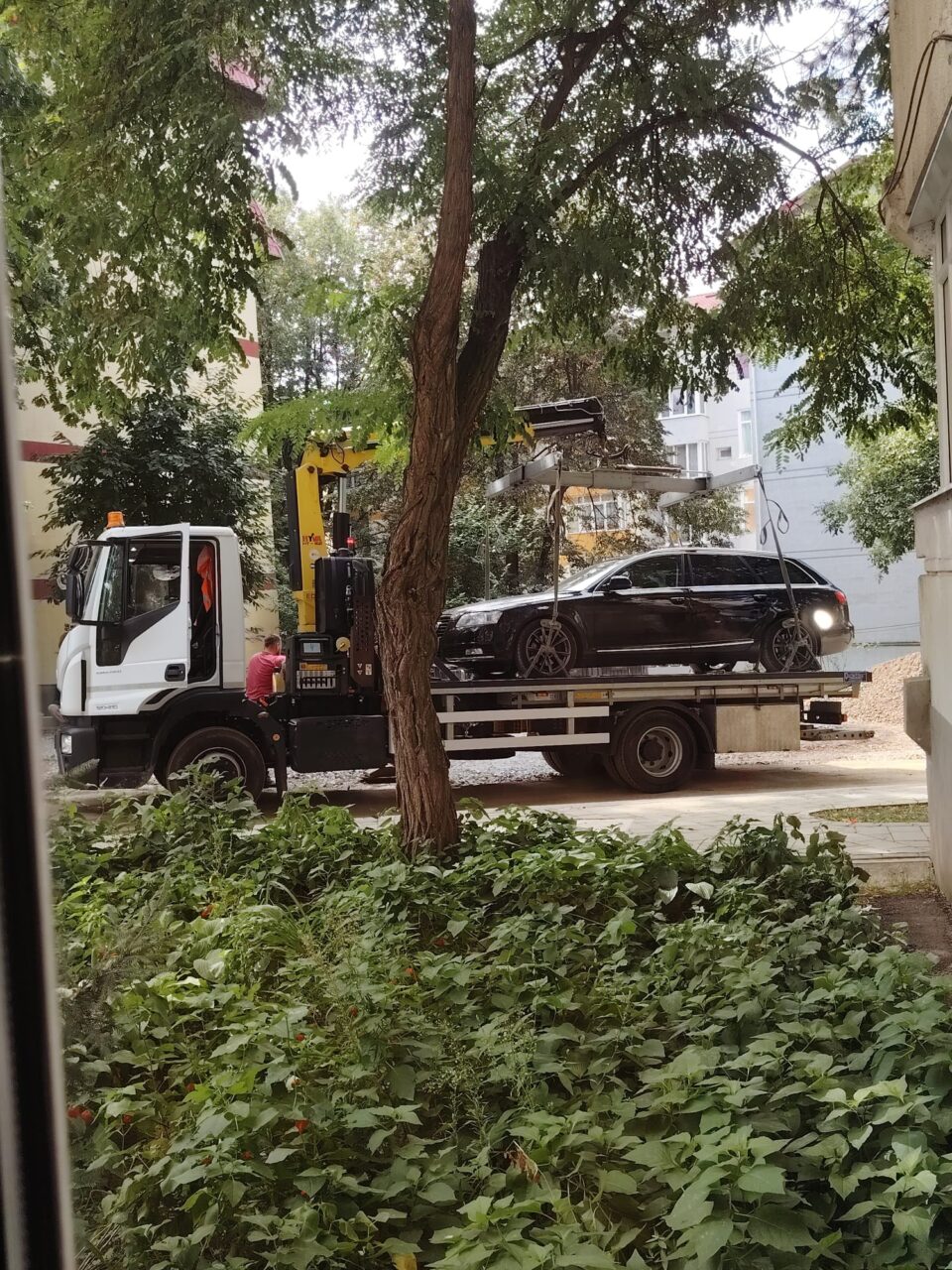 Mașină parcată în mijlocul unui șantier de reparat străzi, ridicată de Poliția Locală din Suceava