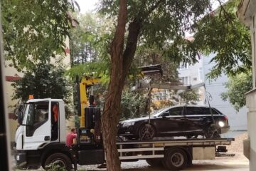 Mașină parcată în mijlocul unui șantier de reparat străzi, ridicată de Poliția Locală din Suceava
