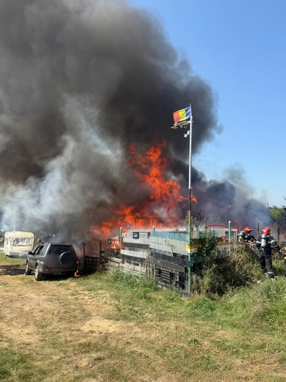 Foc puternic la o casă din Burdujeni