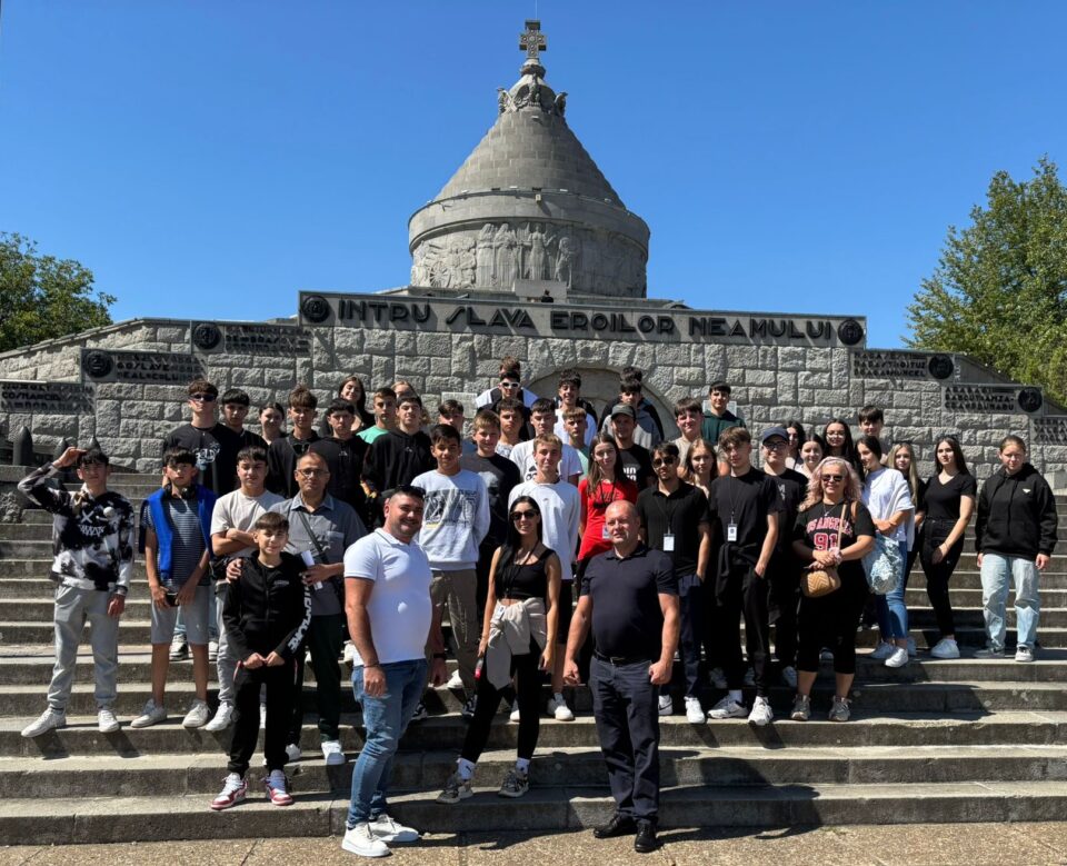 Cei 48 elevi din Centrele de asistență socială și din comunități defavorizate, în vizita la Mausoleul din Mărășești