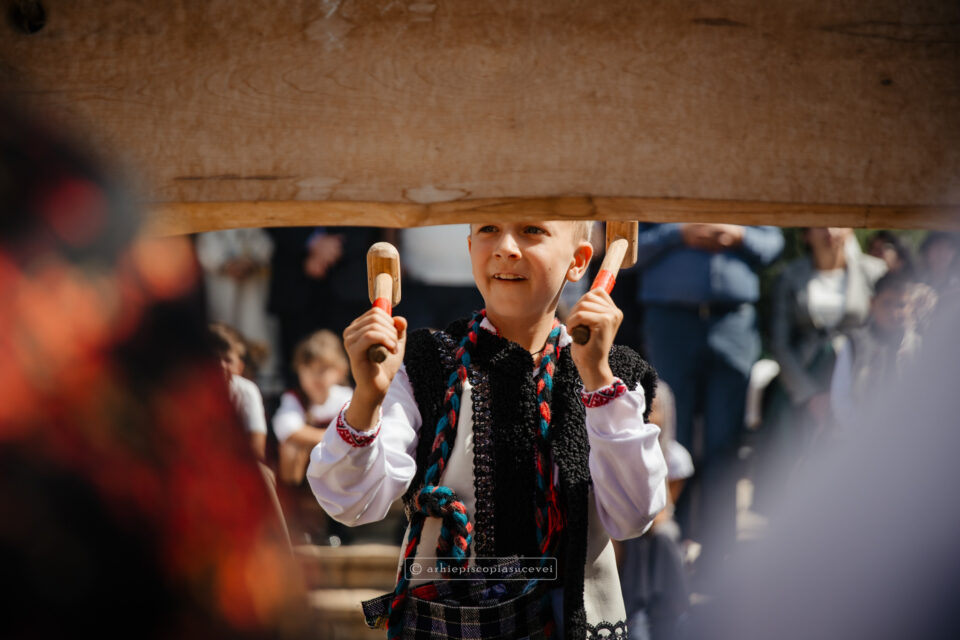 Copii și tineri s-au întrecut în arta de a bate toaca, în Arhiepiscopia Sucevei și Rădăuților