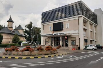 Cererile de închiriere a sălii de spectacole a teatrului se depun direct la conducerea instituției