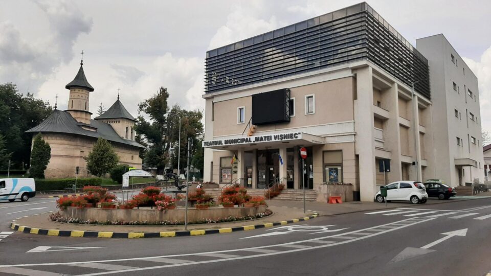 Cererile de închiriere a sălii de spectacole a teatrului se depun direct la conducerea instituției