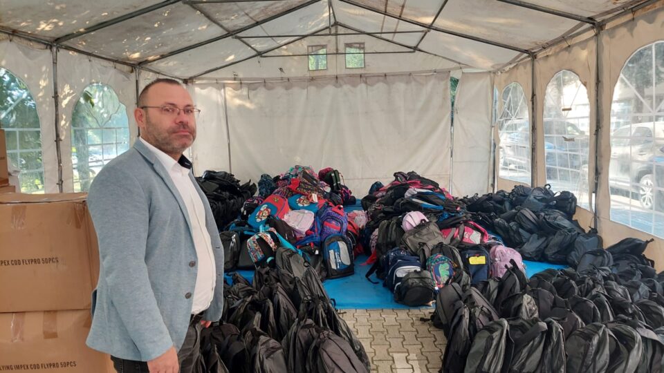 1.000 de ghiozdane pentru elevii din localitățile sinistrate și pentru copii din familii defavorizate