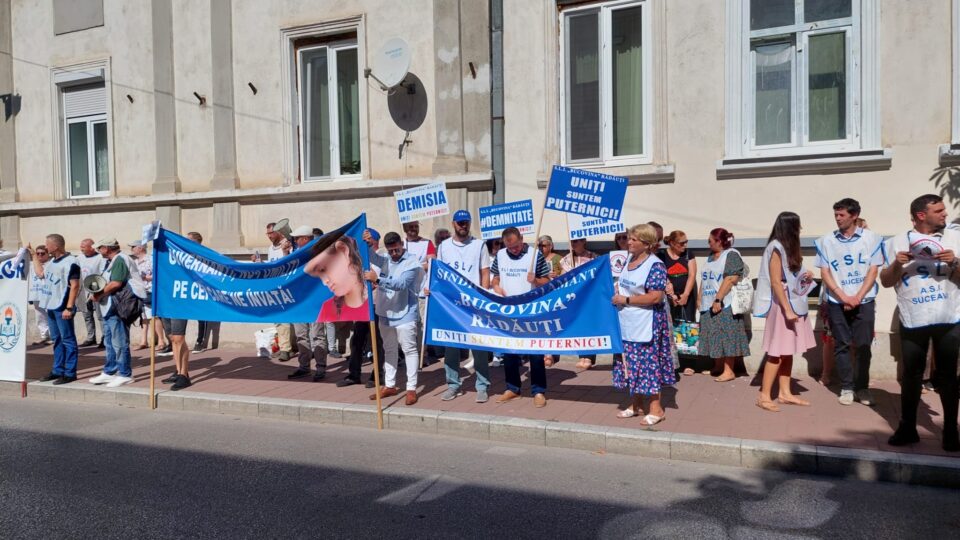 Opțiunile pentru debutul anului școlar: „careu”, cu flori, invitați și slujbă religioasă sau „socializare extinsă” cu elevii în clase