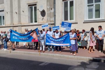Opțiunile pentru debutul anului școlar: „careu”, cu flori, invitați și slujbă religioasă sau „socializare extinsă” cu elevii în clase