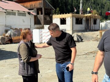 Șoldan s-a reîntors pe șantierul solidarității din Broșteni. „Ce se întâmplă în acest oraș nu ține de politică, partide sau confesiuni, ci de oamenii care pun umărul pentru a-i ajuta pe sinistrați”