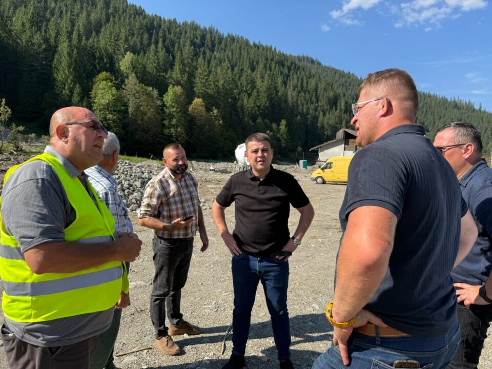 Gheorghe Șoldan a verificat stadiul lucrărilor la casele care se reconstruiesc la Broșteni