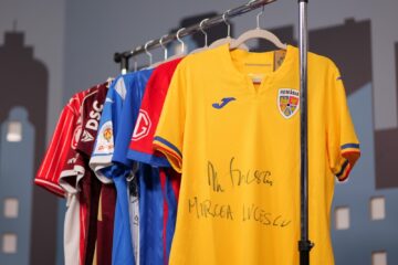 Cele șapte tricouri care participă la licitația online