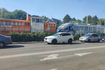 Trenul defect, tractat de locomotiva venita in ajutor Sursa foto Asociatia Calea Ferata Dornesti - Putna
