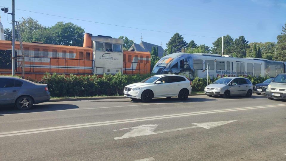 Trenul defect, tractat de locomotiva venita in ajutor Sursa foto Asociatia Calea Ferata Dornesti - Putna