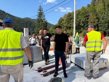 Șoldan s-a reîntors pe șantierul solidarității din Broșteni. „Ce se întâmplă în acest oraș nu ține de politică, partide sau confesiuni, ci de oamenii care pun umărul pentru a-i ajuta pe sinistrați”