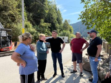 Șoldan s-a reîntors pe șantierul solidarității din Broșteni. „Ce se întâmplă în acest oraș nu ține de politică, partide sau confesiuni, ci de oamenii care pun umărul pentru a-i ajuta pe sinistrați”