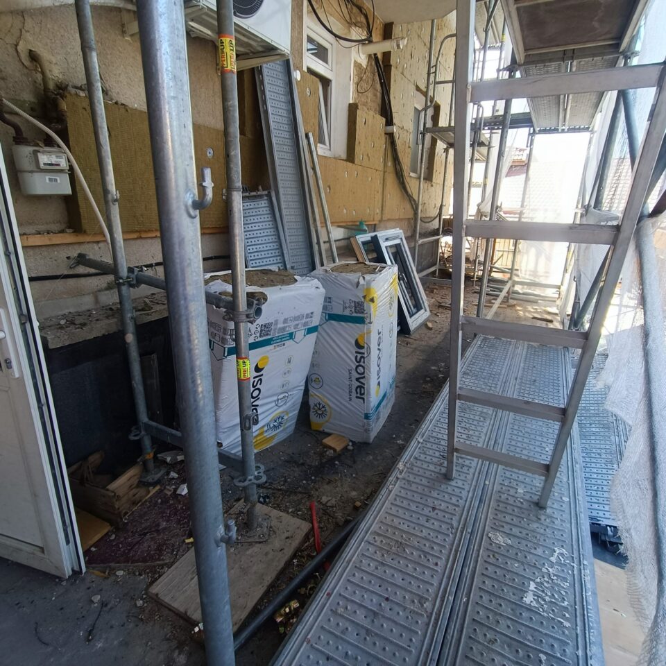 Șantierul nepăsării din centrul municipiului Suceava. Zeci de oameni afectați de un constructor neserios și neplătit
