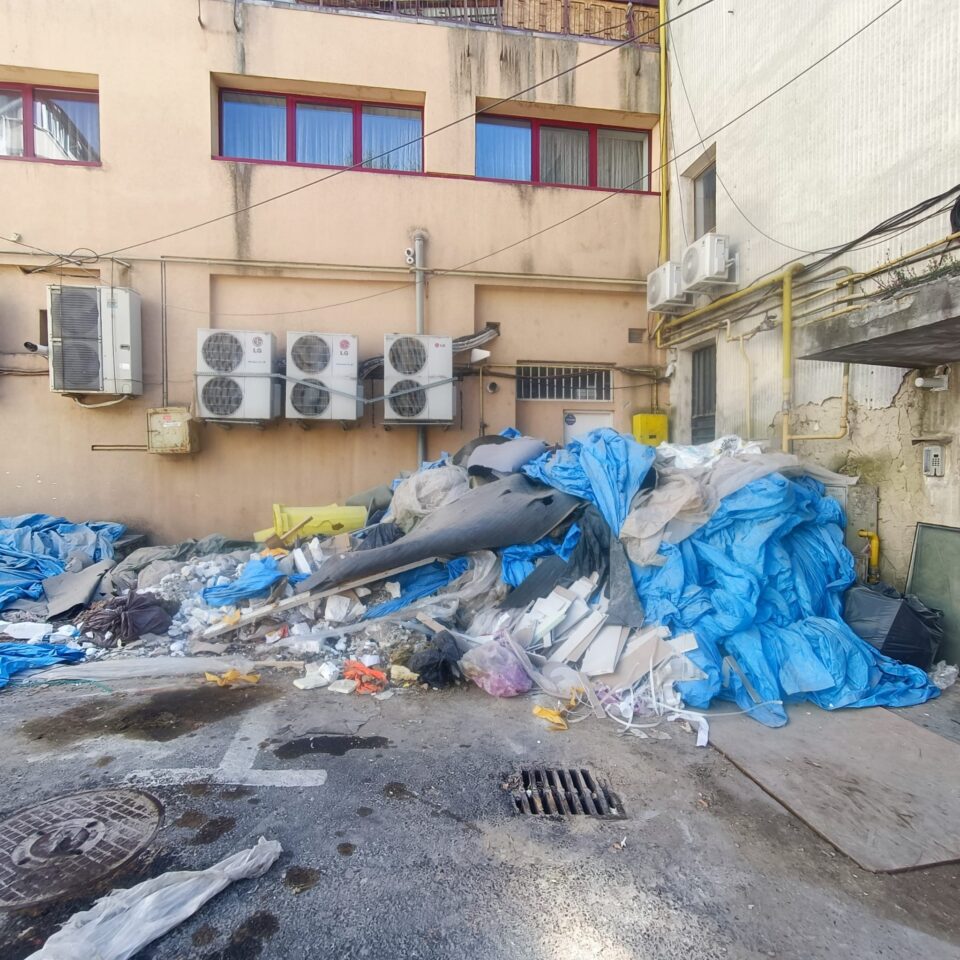 Șantierul nepăsării din centrul municipiului Suceava. Zeci de oameni afectați de un constructor neserios și neplătit
