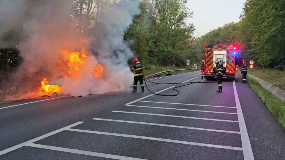 Un scurtcircuit a dus la distrugerea totală a unui autoturism