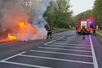 Un scurtcircuit a dus la distrugerea totală a unui autoturism
