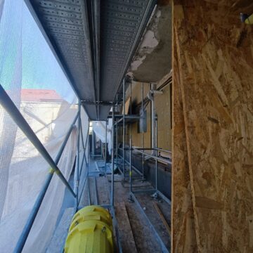 Șantierul nepăsării din centrul municipiului Suceava. Zeci de oameni afectați de un constructor neserios și neplătit
