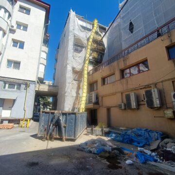 Șantierul nepăsării din centrul municipiului Suceava. Zeci de oameni afectați de un constructor neserios și neplătit