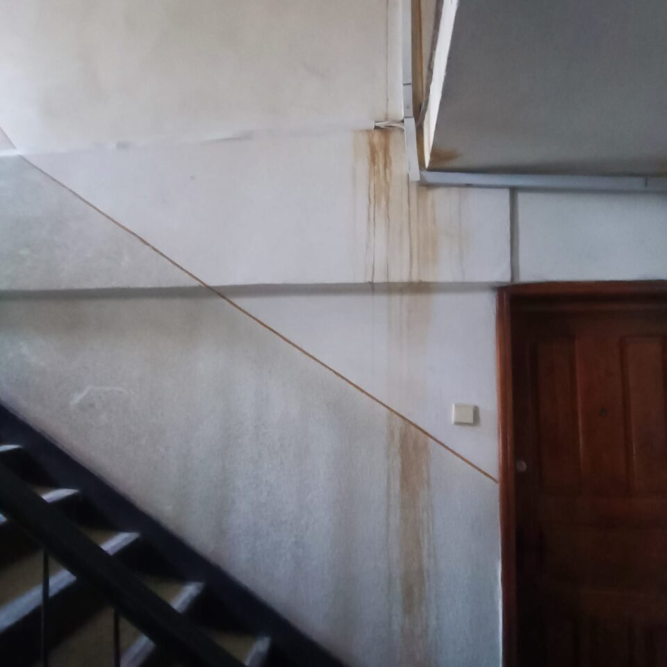 Șantierul nepăsării din centrul municipiului Suceava. Zeci de oameni afectați de un constructor neserios și neplătit