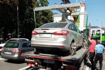 Mașinile parcate în stațiile de autobuz din Suceava, ridicate de Poliția Locală