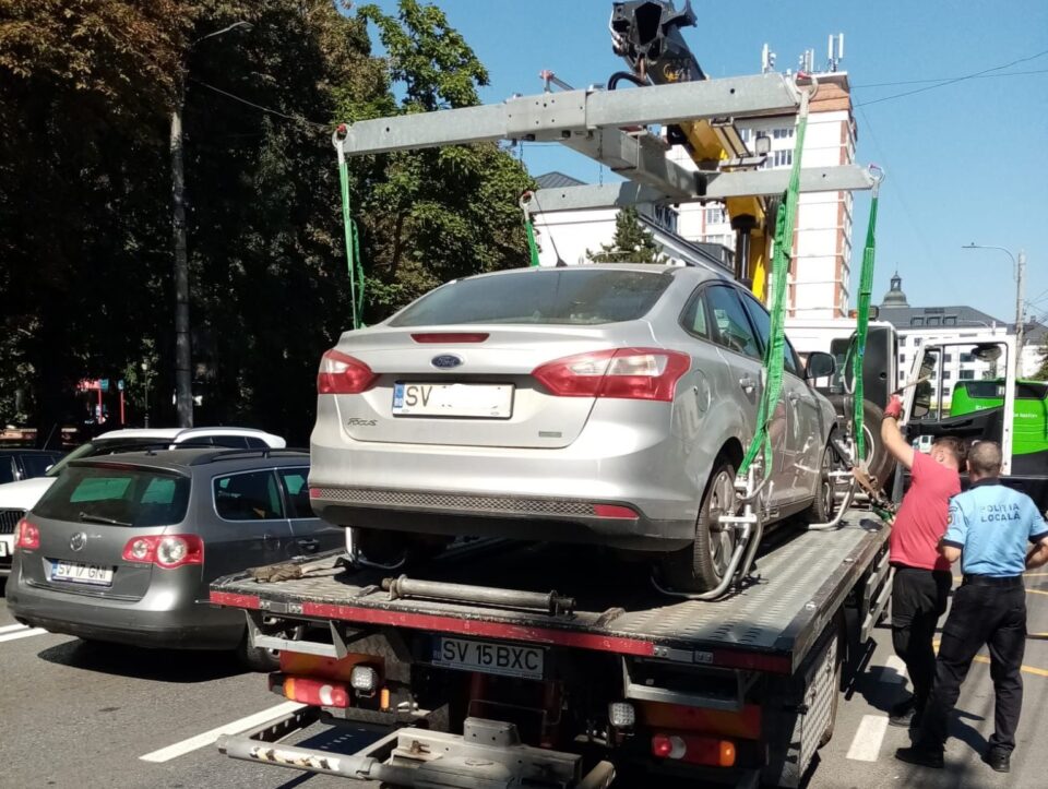 Mașinile parcate în stațiile de autobuz din Suceava, ridicate de Poliția Locală
