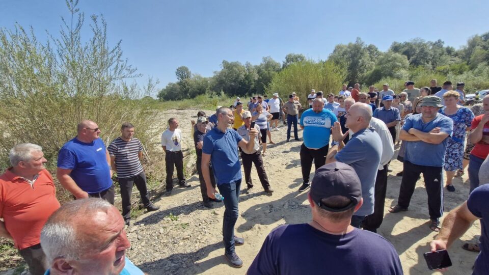 Emanuel Ungureanu susține demersurile cetățenilor din localitatea Hurjuieni de a stopa exploatările din albia râului Suceava