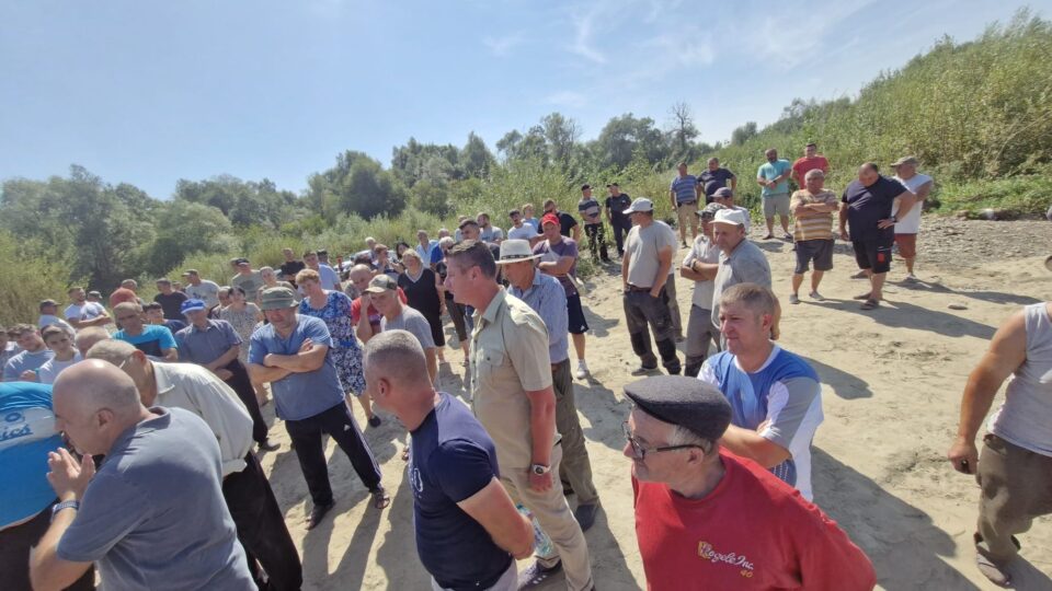 Deputatul USR Emanuel Ungureanu a fost alături de cetățenii din Hurjuieni care s-au răsculat împotriva exploatărilor din albia râului Suceava