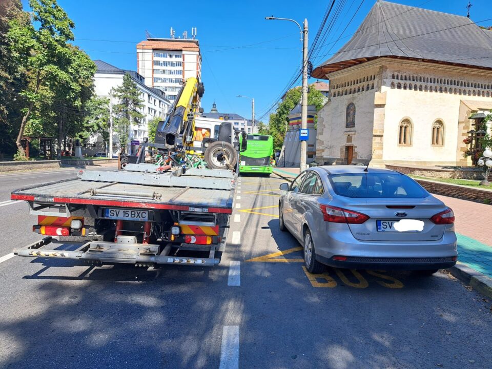Mașinile parcate în stațiile de autobuz din Suceava, ridicate de Poliția Locală