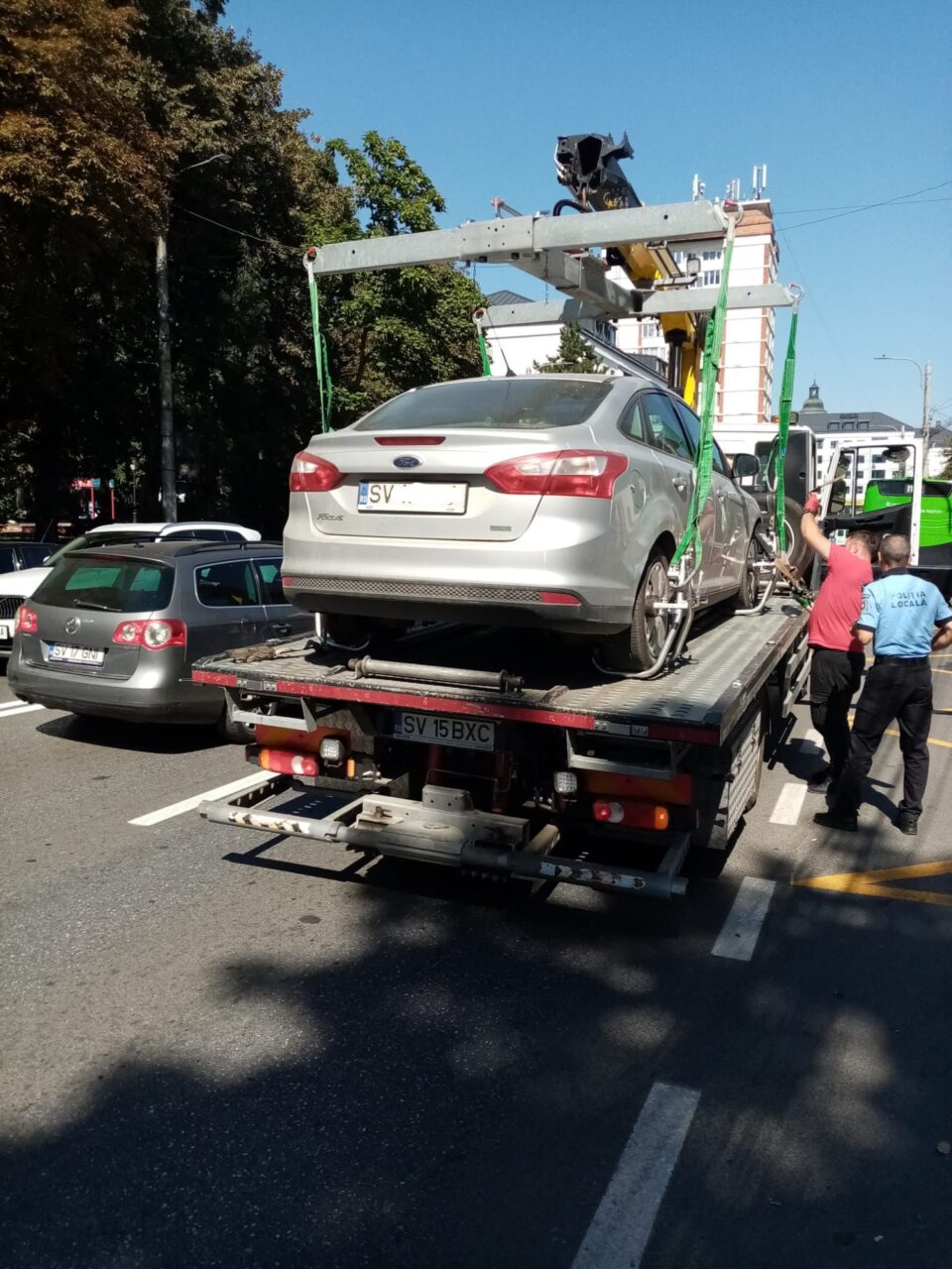 Mașinile parcate în stațiile de autobuz din Suceava, ridicate de Poliția Locală