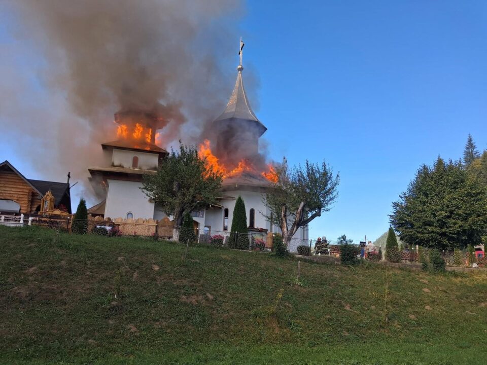 Incendiu la o biserică din Botuș. Sursa foto Cabana Dinut