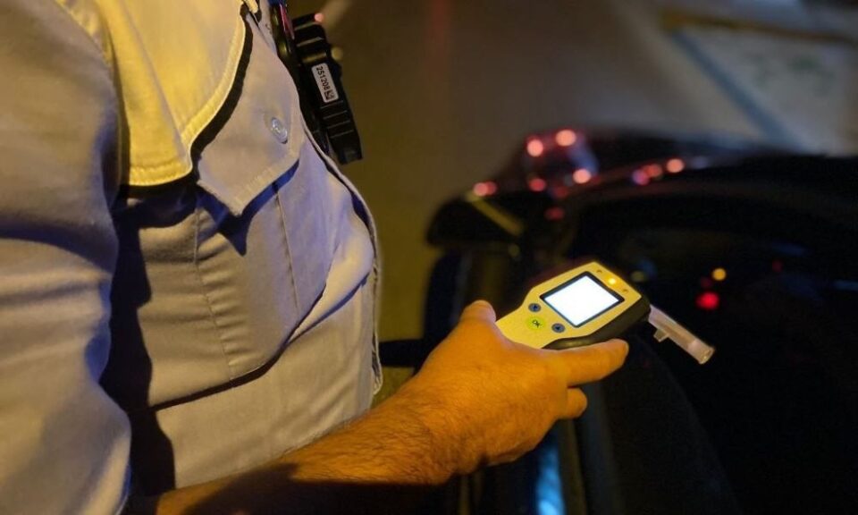 Băut și fără permis, a zburat cu mașina în albia unui pârâu