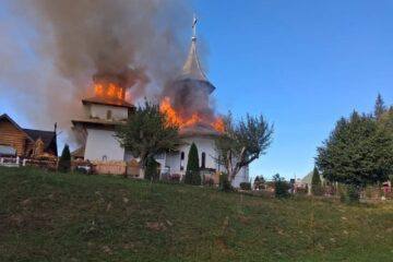 Biserica de lemn din Botuș, care a ars într-un incendiu devastator, avea aproape 100 de ani