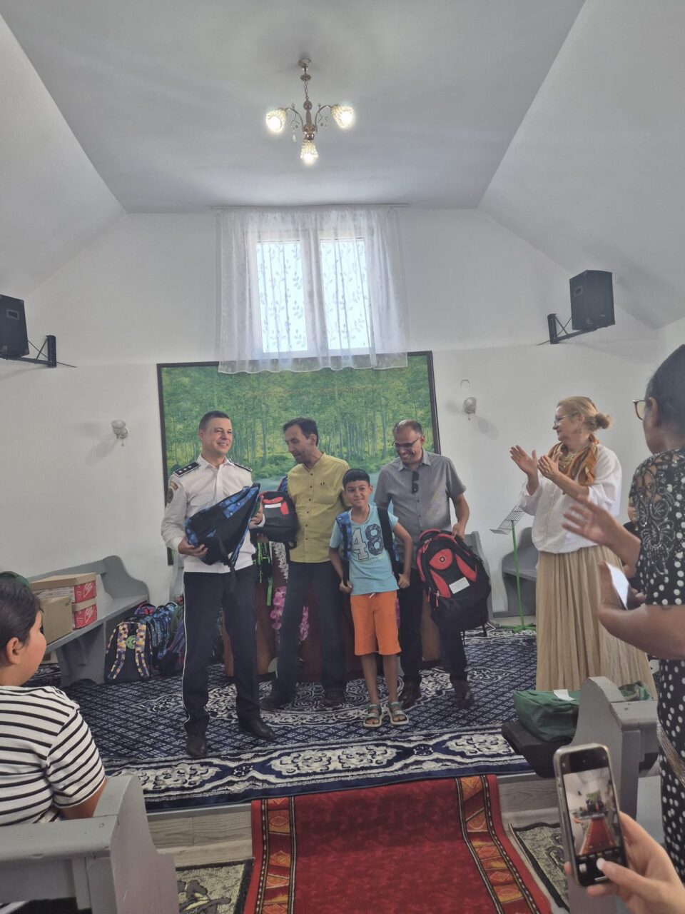 100 de ghiozdane echipate cu rechizite școlare și dulciuri, oferite în campania socială ”Să aducem copiii la școală”
