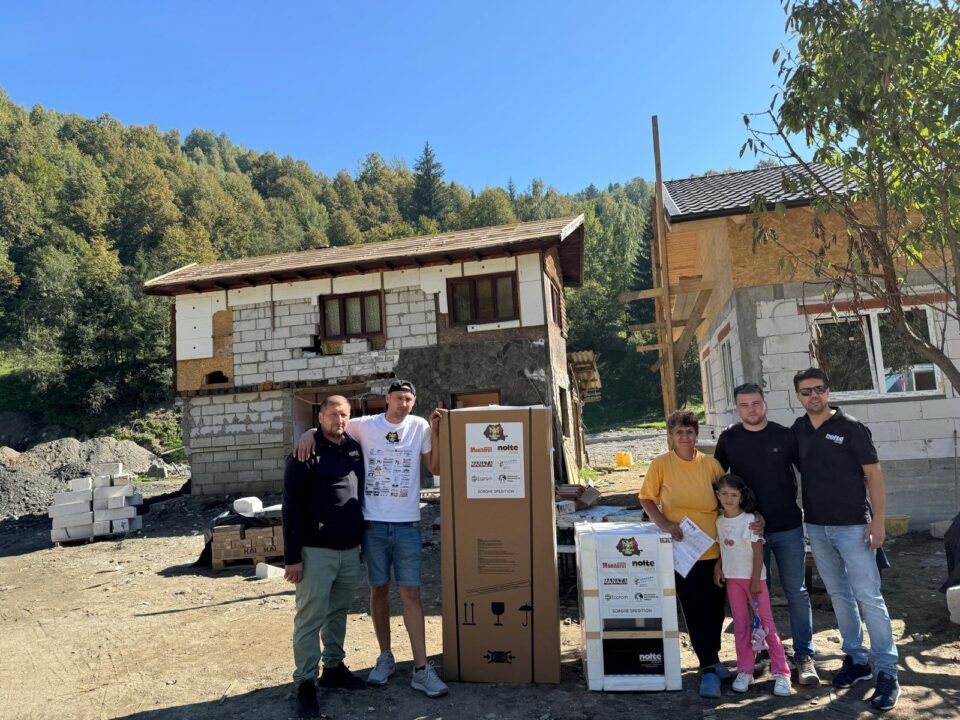 Surpriză pentru 11 familii din Broșteni: suceveni inimoși le-au oferit frigidere și aragaze noi, în locul celor îngropate în mâlul adus de inundații