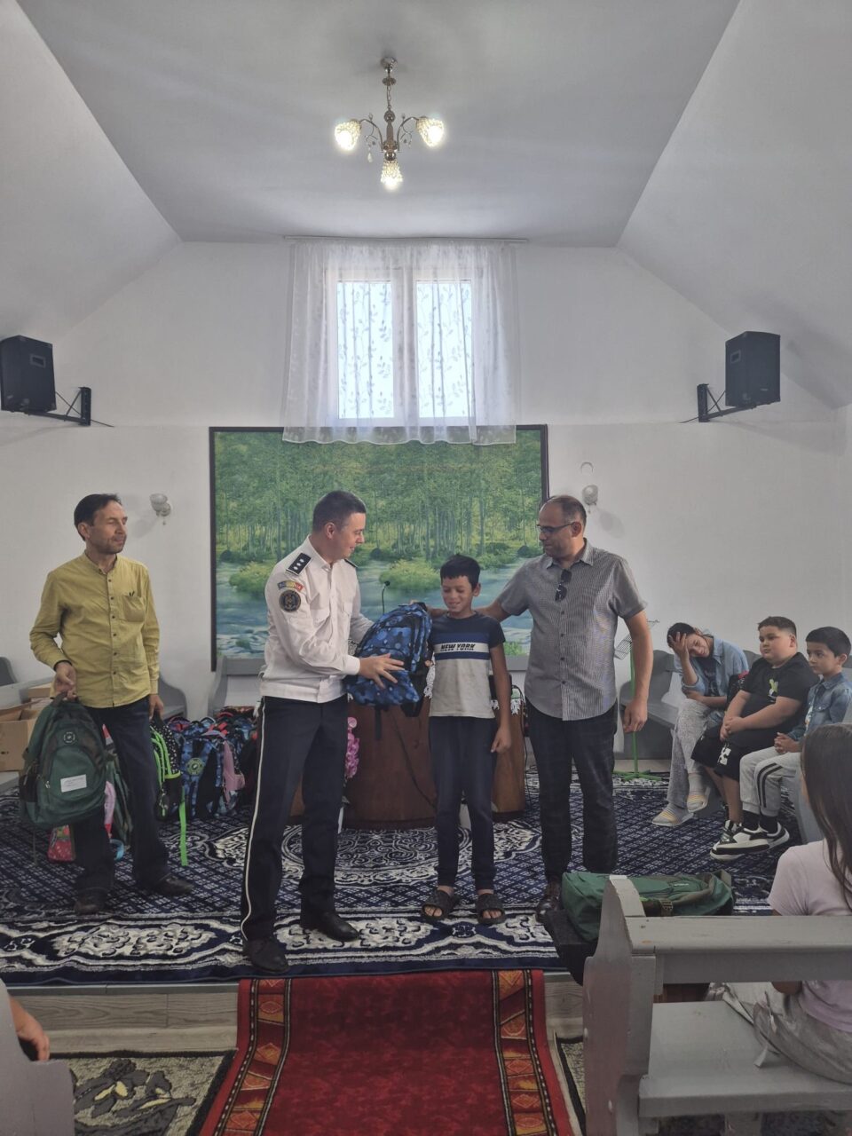100 de ghiozdane echipate cu rechizite școlare și dulciuri, oferite în campania socială ”Să aducem copiii la școală”