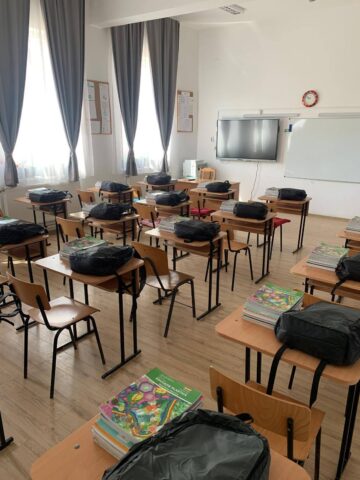 1.000 de ghiozdane pregătite pentru elevii din Broșteni, Stulpicani, Ostra și Frasin-Doroteia îi așteptă pe copii la școală