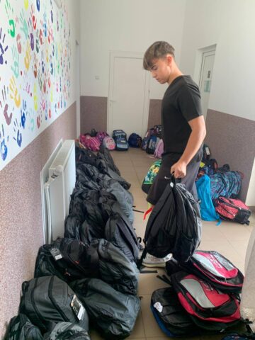 1.000 de ghiozdane pregătite pentru elevii din Broșteni, Stulpicani, Ostra și Frasin-Doroteia îi așteptă pe copii la școală