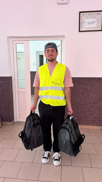 1.000 de ghiozdane pregătite pentru elevii din Broșteni, Stulpicani, Ostra și Frasin-Doroteia îi așteptă pe copii la școală
