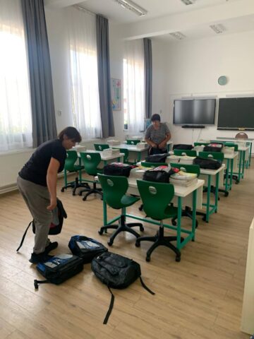 1.000 de ghiozdane pregătite pentru elevii din Broșteni, Stulpicani, Ostra și Frasin-Doroteia îi așteptă pe copii la școală
