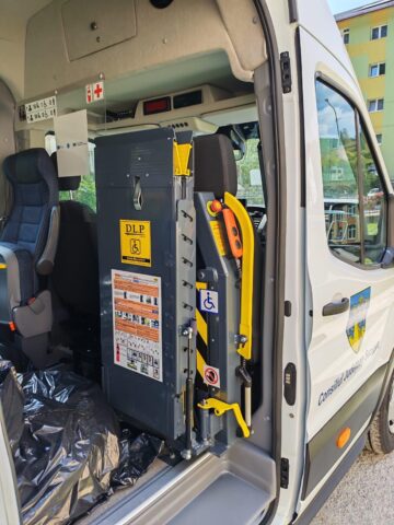 Primăria Iacobeni a primit, cu sprijinul președintelui CJ, Gheorghe Șoldan, un microbuz electric pentru transportul elevilor